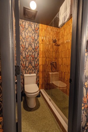 Douche, sèche-cheveux, bidet, serviettes fournies