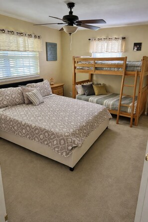 3 bedrooms, desk, free WiFi, bed sheets -  3-bedroom house pool and close to downtown in Cape Coral. (Cape Coral)