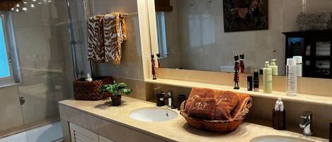 Regadera, bidet, toallas, jabón