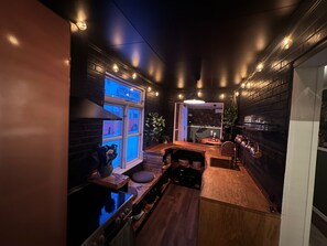 Private kitchen - Unique Lakehouse + Retro Bus Stay in Sweden (Örsjö)