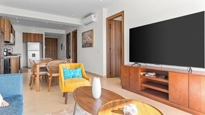 Smart-TV, Videospiele, DVD-Player, Tischtennisplatte