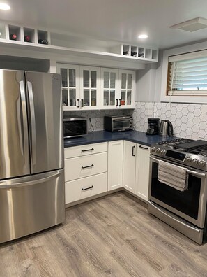 Private kitchen - Cozy 2 BR Greenwich Apt. with easy access to NYC (Greenwich)
