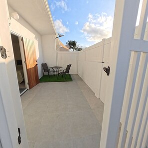 Outdoor dining - Studio Apartment in Seroe Blanco, Unit #77C (Oranjestad)