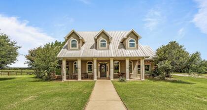 Crooked F Ranch - Sleeps 6, Horse Friendly, Located 2.6 Miles from 377 Arena