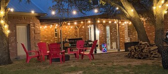 Crooked F Ranch - Sleeps 6, Horse Friendly, Located 2.6 Miles from 377 Arena