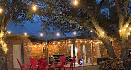 Crooked F Ranch - Sleeps 6, Horse Friendly, Located 2.6 Miles from 377 Arena