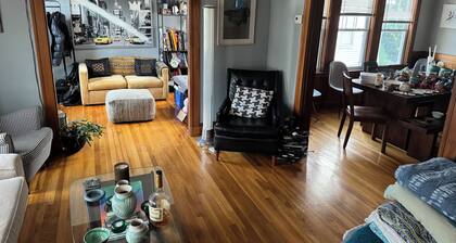 Welcoming 2-bedroom condo in vibrant Boston neighborhood