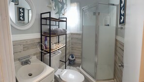 Bathroom - Cozy Nest- enjoy this little nest centrally located in Azalea Park. (Orlando)