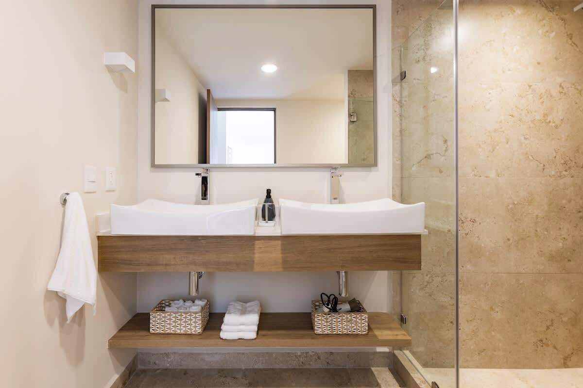 Chuveiro, secador de cabelo, toalhas de banho, shampoo
