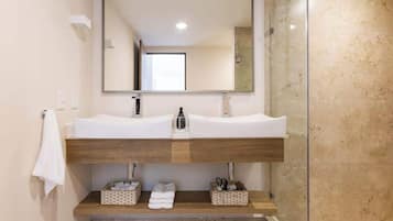 Shower, hair dryer, towels, shampoo