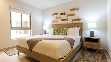 Une chambre à coucher avec un lit en bois, une décoration murale représentant des poissons, une lampe de chevet et un tapis à motifs.