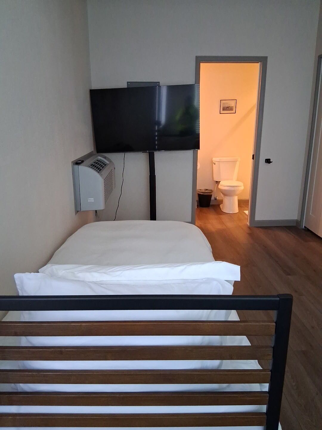 1 bedroom, iron/ironing board, internet, bed sheets