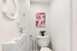 Douche, sèche-cheveux, serviettes fournies, savon