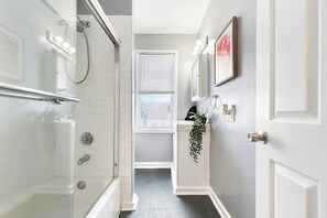 Douche, sèche-cheveux, serviettes fournies, savon