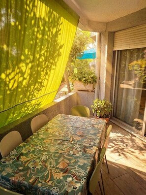 Outdoor dining - Beautiful Apartment in Residence with Swimming Pool, Saint-Cyprien. (Saint-Cyprien)