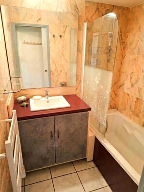 Bathroom - Beautiful Apartment in Residence with Swimming Pool, Saint-Cyprien. (Saint-Cyprien)