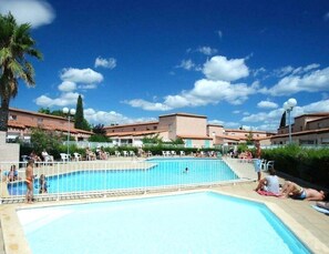Pool - Beautiful Apartment in Residence with Swimming Pool, Saint-Cyprien. (Saint-Cyprien)
