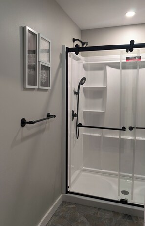 Bathroom - Modern NewlyFurnished Acadia Apt (Ellsworth)