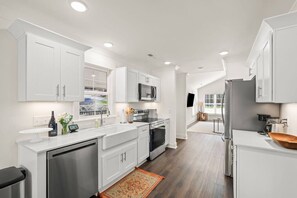 Fridge, microwave, oven, stovetop - 3 Bedroom, High Point Perfect for Furniture Market (High Point)