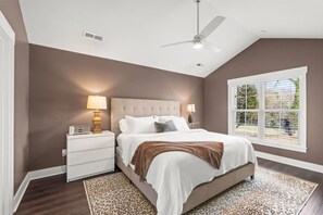 3 bedrooms, desk, free WiFi, bed sheets - 3 Bedroom, High Point Perfect for Furniture Market (High Point)