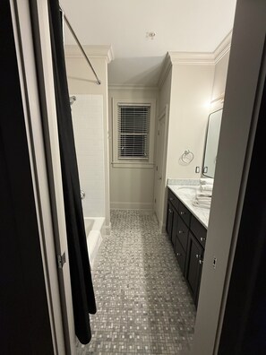 Shower, hair dryer, towels - Beautiful 4-bedroom townhome in 4th Ward Charlotte (Charlotte)