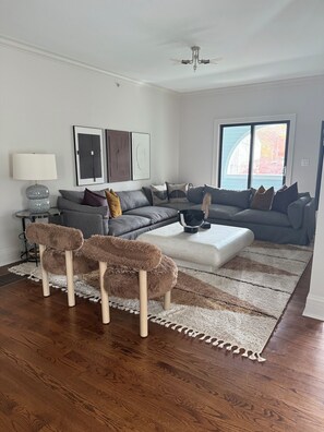 TV - Beautiful 4-bedroom townhome in 4th Ward Charlotte (Charlotte)