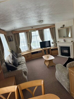 Living area - 14 South Happy Days - Sleeps 6 Pet Free Caravan (Skegness)