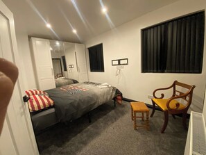 2 bedrooms, free WiFi, bed sheets - 2 Bed House - Sleeps 4 - Garden - Parking - Wifi (West Bromwich)