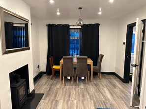 Dining - 2 Bed House - Sleeps 4 - Garden - Parking - Wifi (West Bromwich)