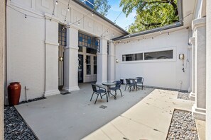 Outdoor dining - Poolside Luxury 1BR | Pool, Gym & BBQ | Med District (Dallas)