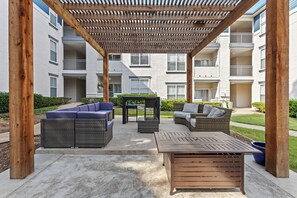 Terrace/patio - Poolside Luxury 1BR | Pool, Gym & BBQ | Med District (Dallas)