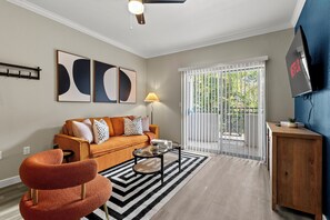 Living area - Poolside Luxury 1BR | Pool, Gym & BBQ | Med District (Dallas)