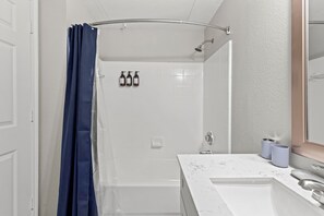 Shower, hair dryer, towels, soap - Poolside Luxury 1BR | Pool, Gym & BBQ | Med District (Dallas)