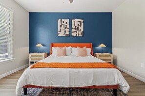 1 bedroom, iron/ironing board, WiFi, bed sheets - Poolside Luxury 1BR | Pool, Gym & BBQ | Med District (Dallas)