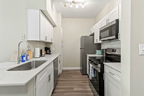 Private kitchen - Poolside Luxury 1BR | Pool, Gym & BBQ | Med District (Dallas)
