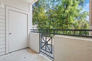 Terrace/patio - Poolside Luxury 1BR | Pool, Gym & BBQ | Med District (Dallas)
