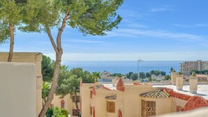 A residential area with traditional architecture, a view of the sea, and a clear sky. - Luma Riviera, relaxing with sea view and pool. Walking distance to the beach. (Mijas)