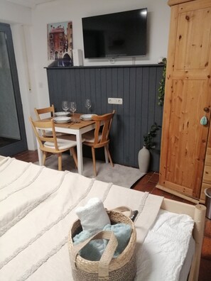 Room - Alpenzeit Grünenbach - cozy, free parking, balcony and bathtub (Grünenbach)