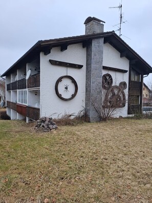 Property grounds - Alpenzeit Grünenbach - cozy, free parking, balcony and bathtub (Grünenbach)
