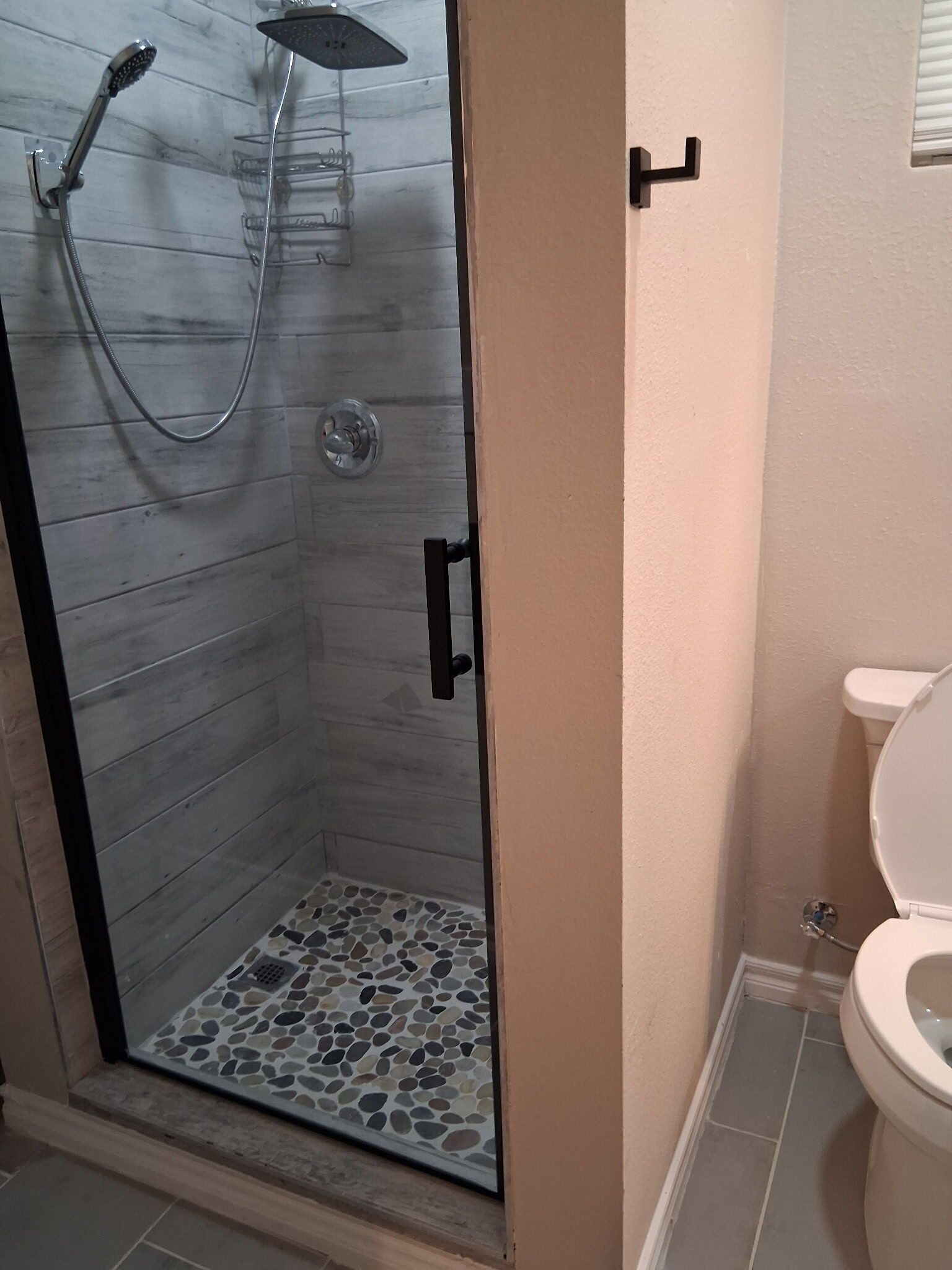 Regadera, toallas, jabón, papel de baño 