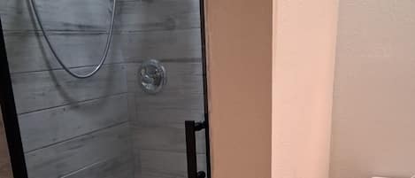 Regadera, toallas, jabón, papel de baño