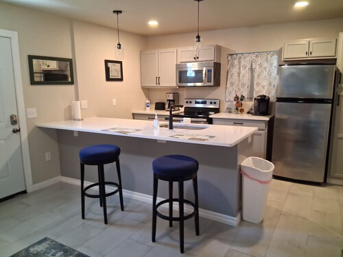 Aviation Themed 1 bedroom detached garage Apt near fairground and downtown.