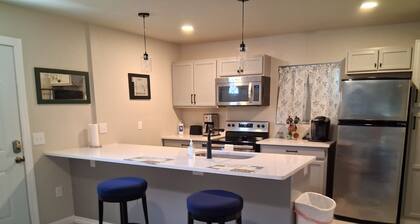 Aviation Themed 1 bedroom detached garage Apt near fairground and downtown.