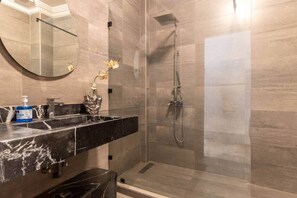 Shower, towels, soap, toilet paper - Number One Racine • 2BR • Terrace + parking (Casablanca)