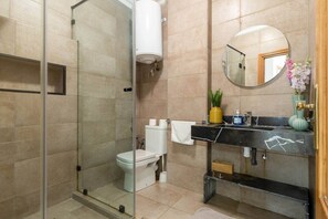 Shower, towels, soap, toilet paper - Number One Racine • 2BR • Terrace + parking (Casablanca)