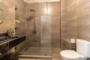 Shower, towels, soap, toilet paper - Number One Racine • 2BR • Terrace + parking (Casablanca)