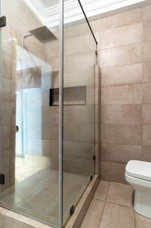 Shower, towels, soap, toilet paper - Number One Racine • 2BR • Terrace + parking (Casablanca)