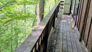 A wooden deck with a railing, surrounded by trees. - Lux MINS To Ascension Hospital & Fall Creek (Smithville)