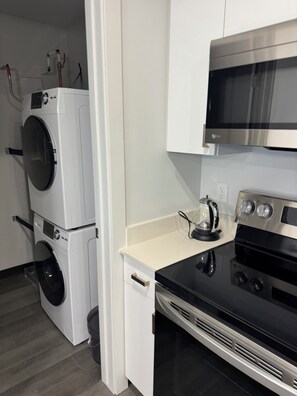 Microwave, oven, stovetop, dishwasher - New Modern One-Bedroom Apartment @500 Parkview (Salt Lake City)