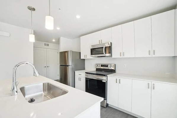 Microwave, oven, stovetop, dishwasher - New Modern One-Bedroom Apartment @500 Parkview (Salt Lake City)